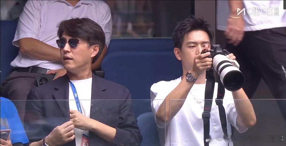 中网男单决赛观众席，李现和靳东同框 ​​​