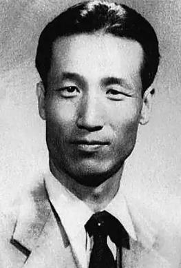 1946年，傅作义发表公开信嘲讽毛主席，毛主席下令：原文转载，全军学习。
 
1