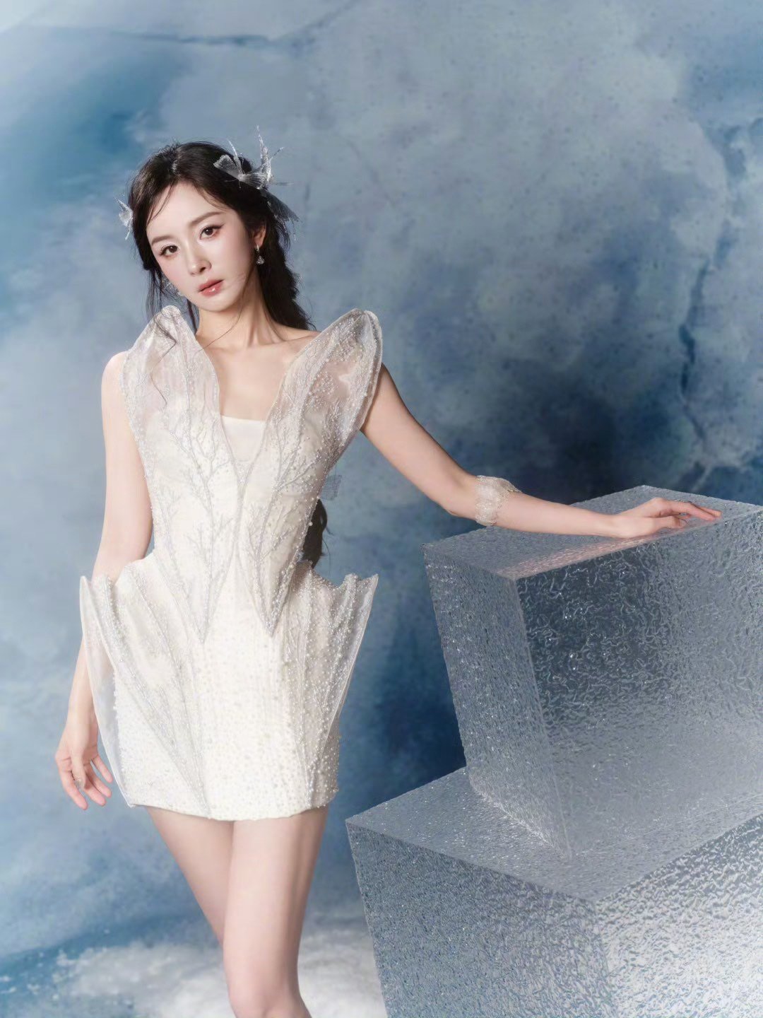 杨幂水晶蝴蝶女王杨幂第十套RM高定这么美真的要被攻略了！水晶蝴蝶女王 ​​​