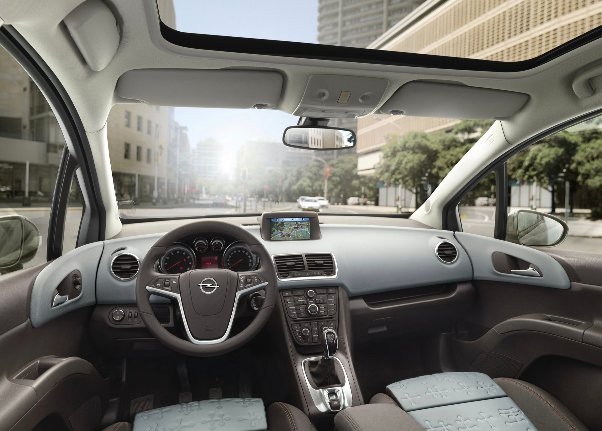 其实国内可以买到一台非常亲民的对开门车型——欧宝麦瑞纳(我说的是和劳斯莱斯一样的