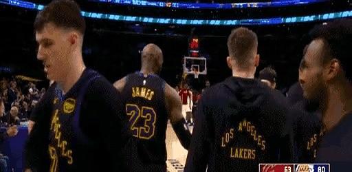 布朗尼这小子，真会来事儿！

湖人打骑士，老詹一个暴扣直接把比赛干暂停了！全场都