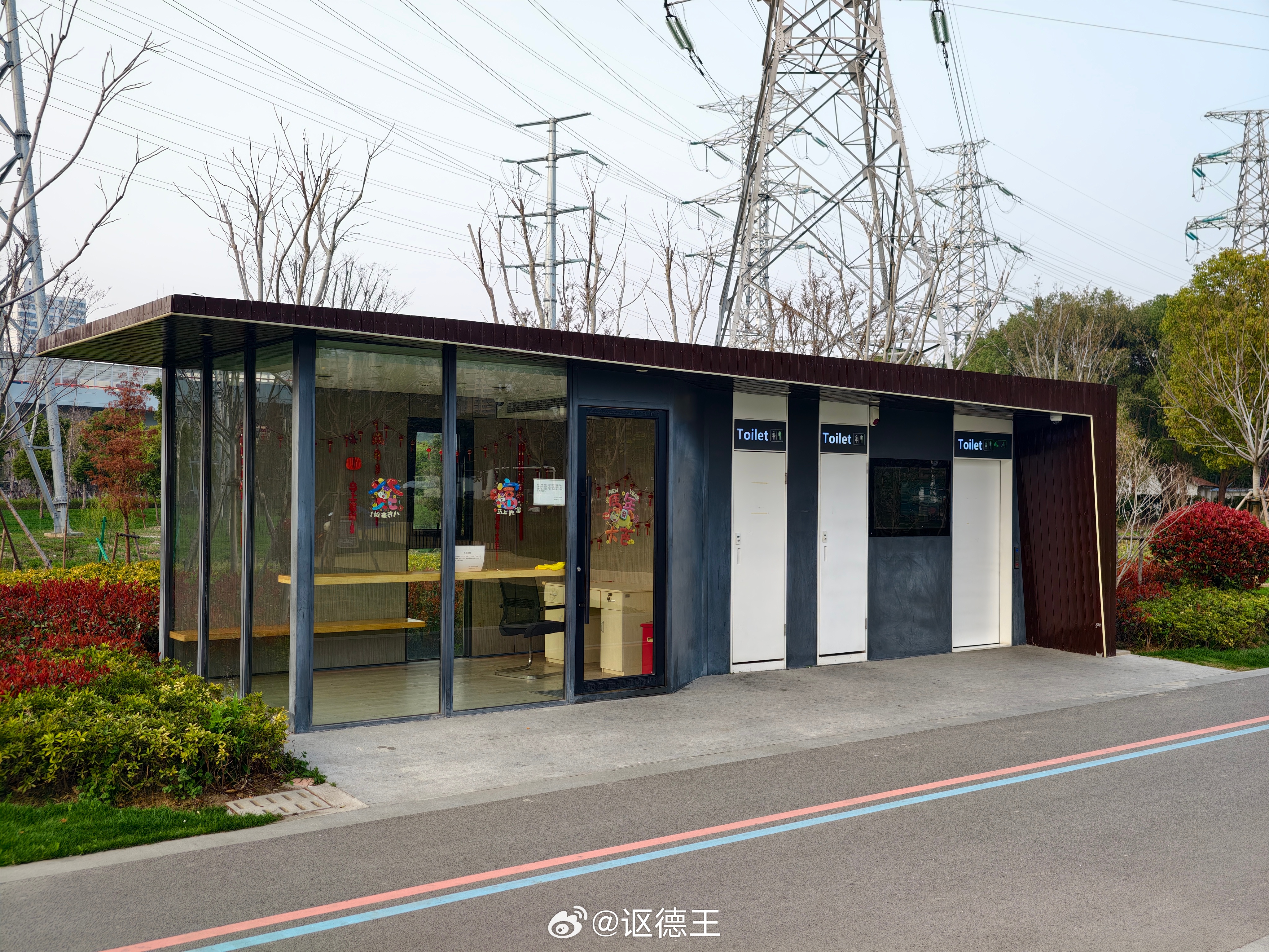 家门口这个充电站环境还是挺好的，厕所也高级，充电生意也不错，理想和极氪的站除外