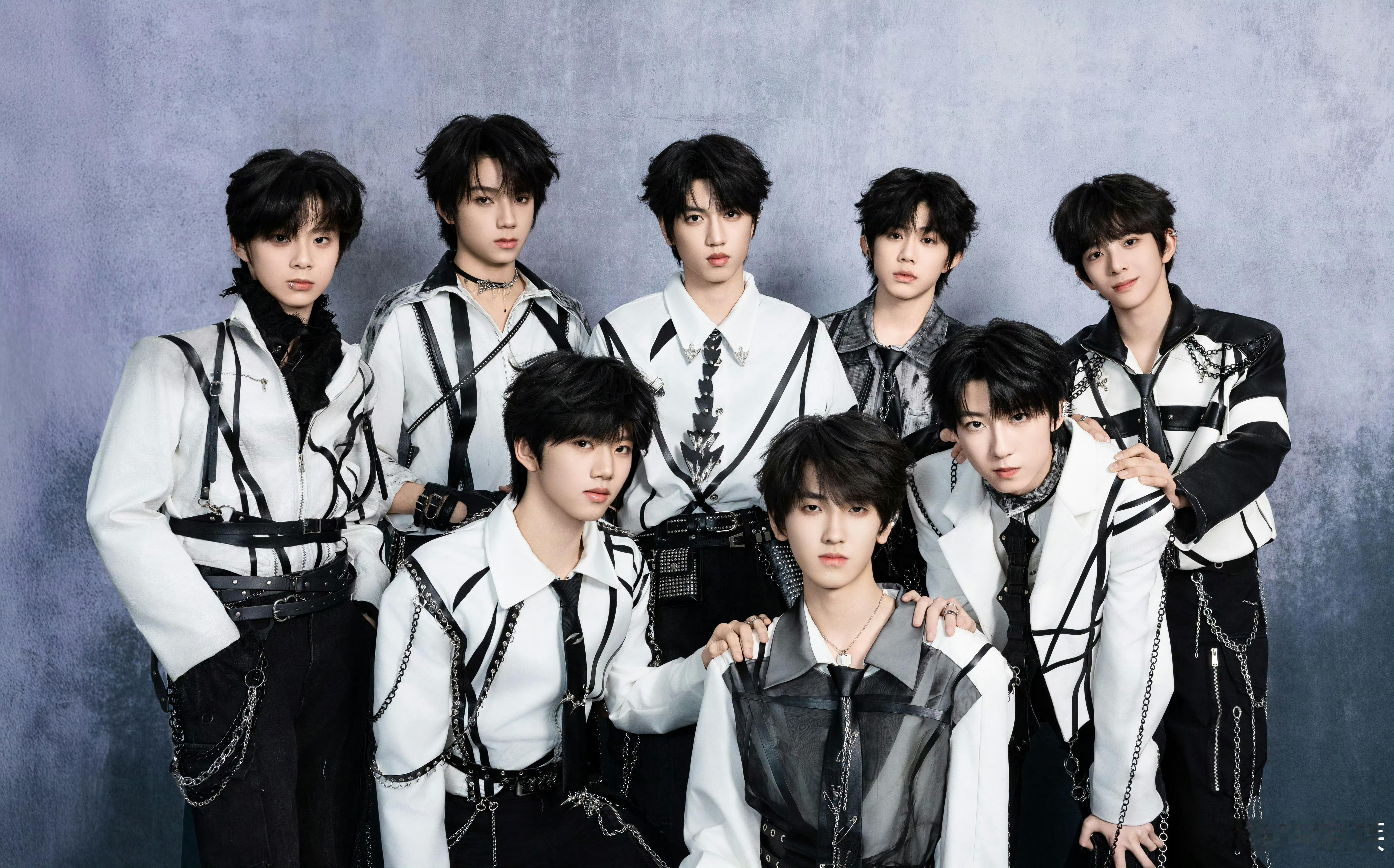 张桂源C位 TF四代荣耀之战合照 