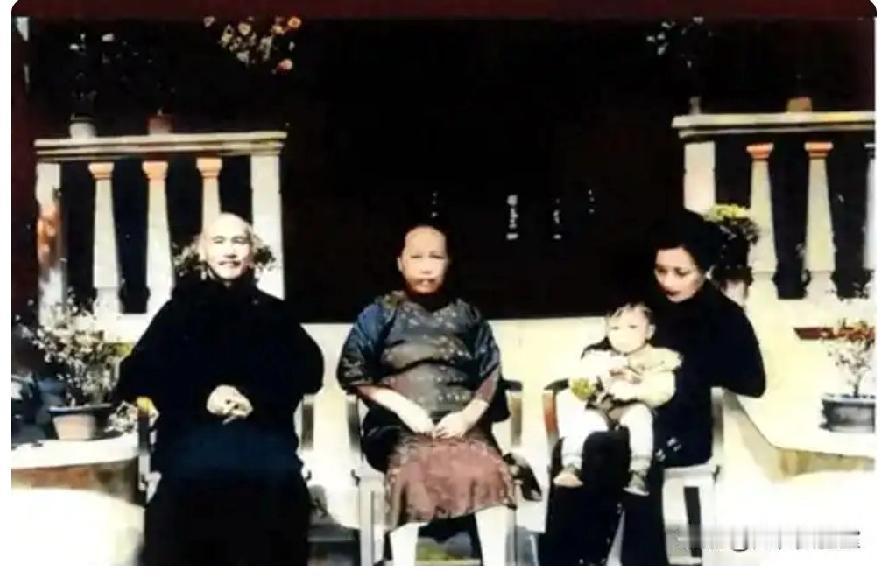 这是蒋介石和两位妻子的合影。坐中间位置的是原配毛福梅，坐在右一的这位是宋美龄。