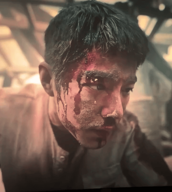 肖战你别太会演了肖战把莫得闲的小人物弧光演绝了！从怕事的匠人到守家的战士，眼底的