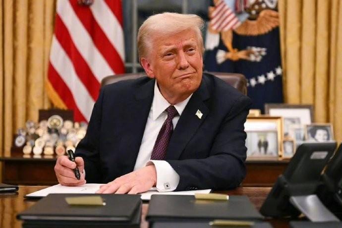 特朗普又要搞缓兵之计？自曝暂缓打伊朗，大批舰机却前往中东

特朗普似乎又在对伊朗