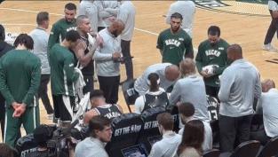 无视里弗斯！字母哥怕是真要走了！
在今天NBA常规赛雄鹿对阵掘金的比赛间隙，里弗