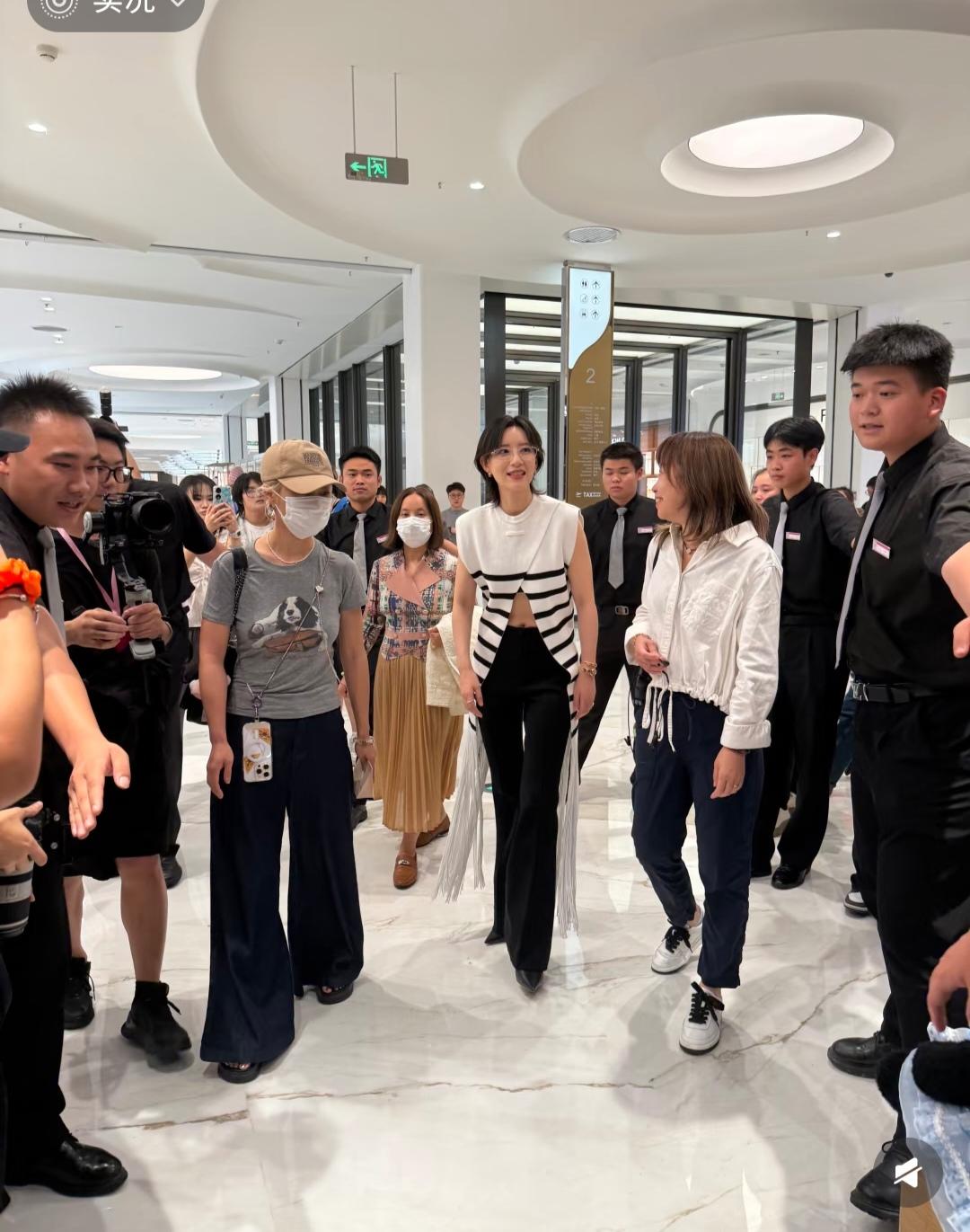 李斯丹妮，这上衣太别出心裁了。