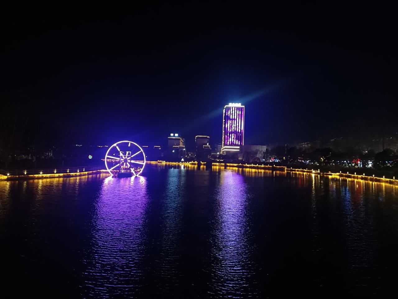 2026.2.7腊月二十夜幕下的台儿庄京杭大运河、古城及大战纪念馆。（图片来源：