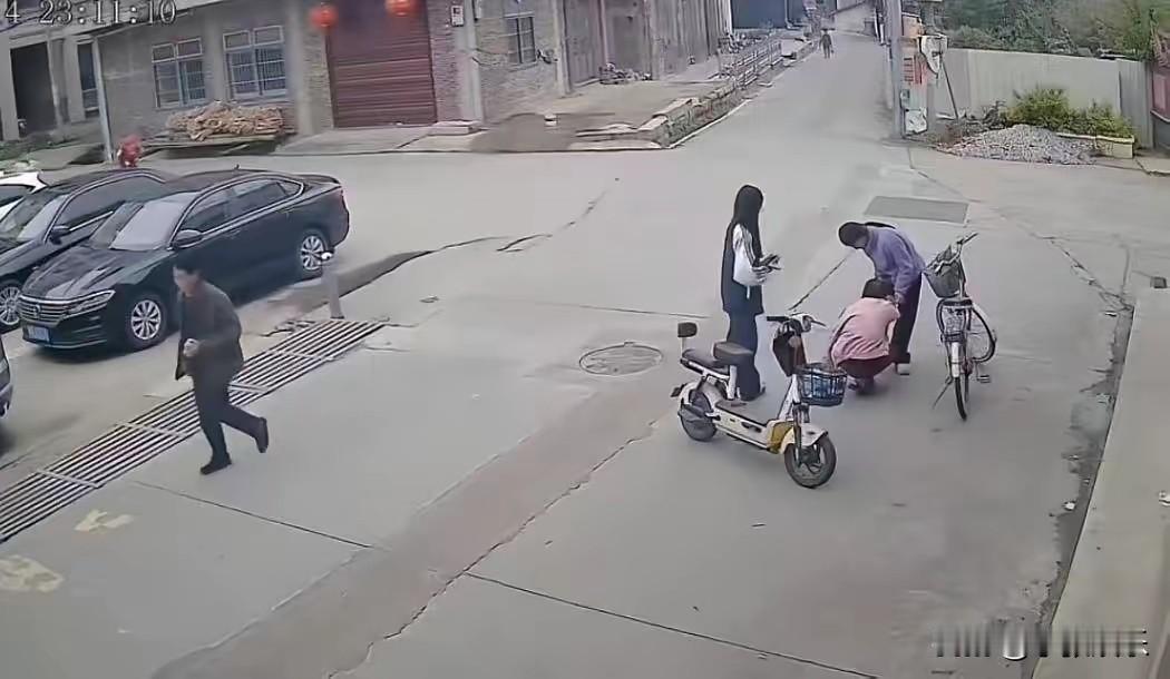 “最终撤诉”，两初中女生扶摔倒老人要索赔22万，对方最终进行了撤诉。

天理昭昭