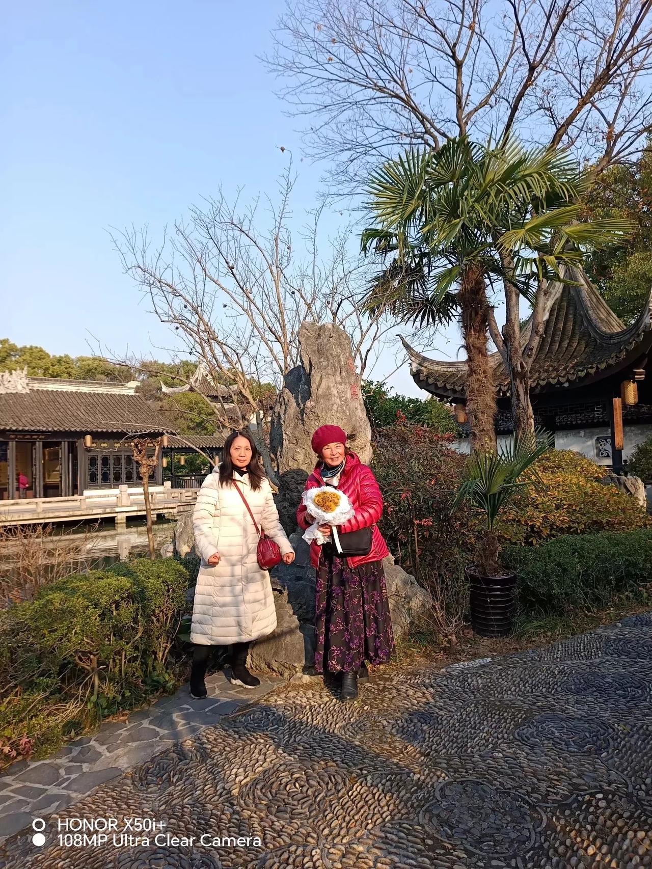 。 木读山塘街有一园林为虹饮山房，我与花花拿了才刚刚自己包好的银杏叶花束在假山前