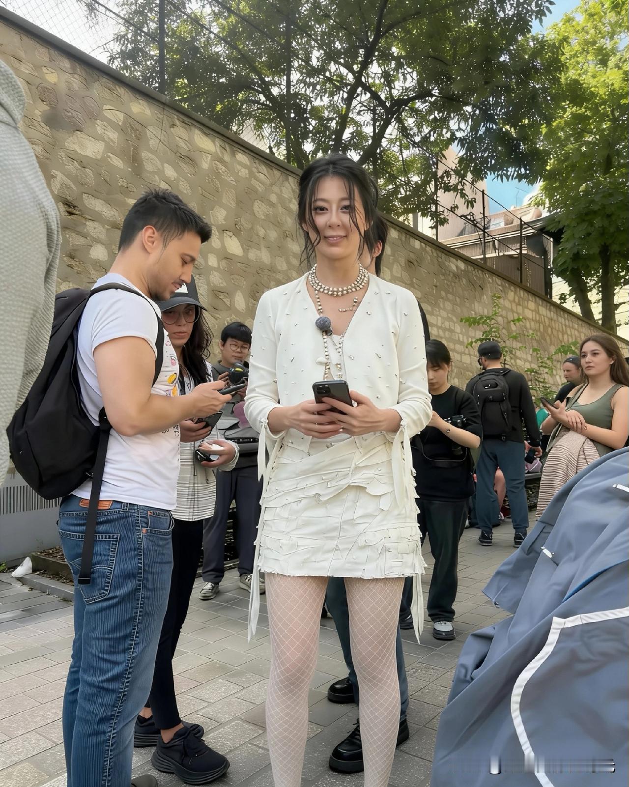 轻纱拂面，笑语盈盈。穿白色牛仔裤怎样搭配上衣和鞋子呢