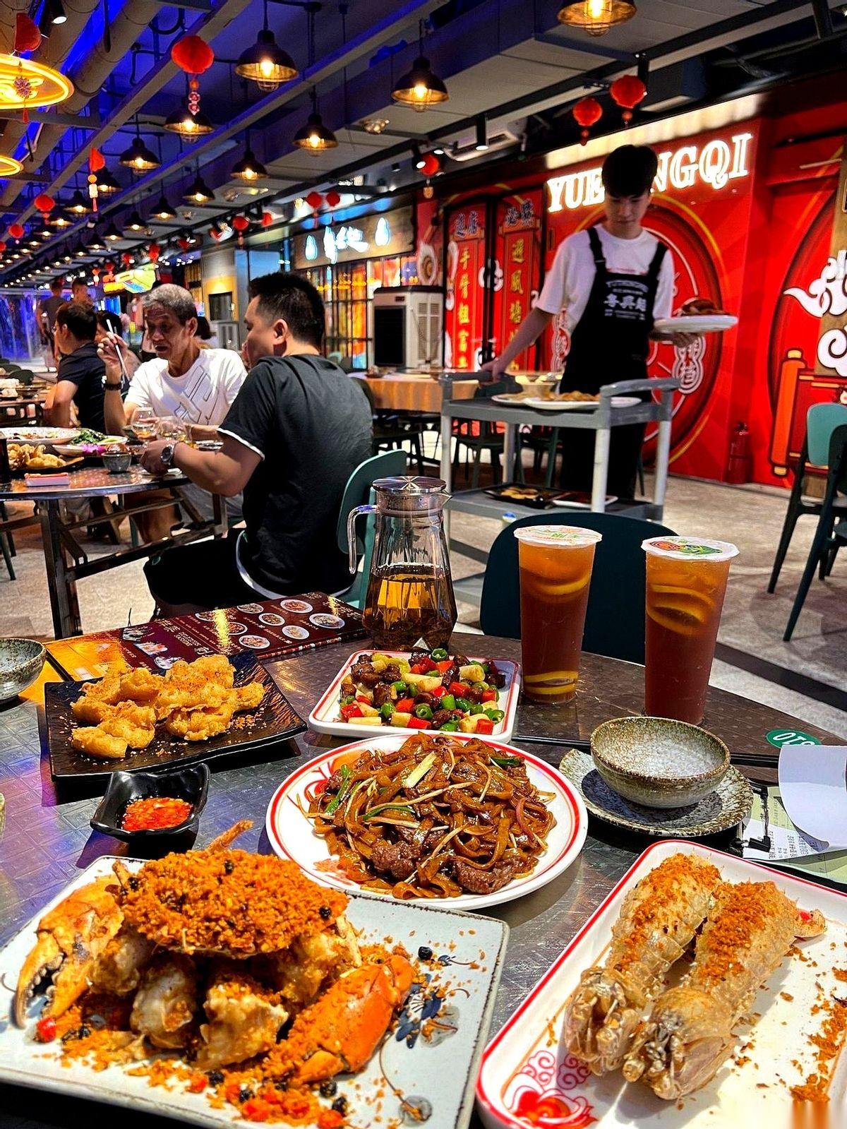 他一身休闲短裤，脚下拖鞋啪嗒响。你以为他就是个普通老广？兜里揣着5000万，照样