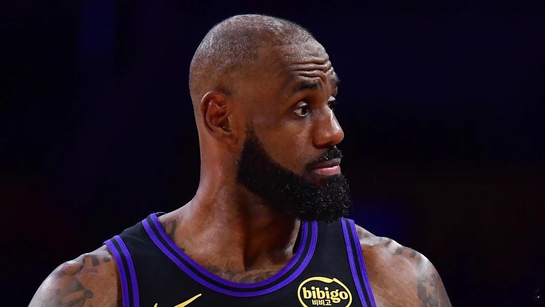 联盟高管们告诉ESPN，詹姆斯在本赛季结束后有三条合理路径：以大幅降薪的条件留在