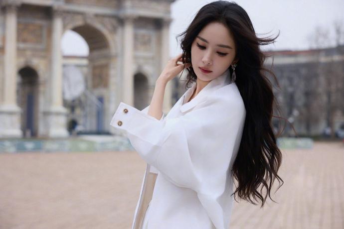 最近杨幂在参加时装周的时候搭配了一身白色的衣服，看起来有种仙气飘飘的感觉。

她