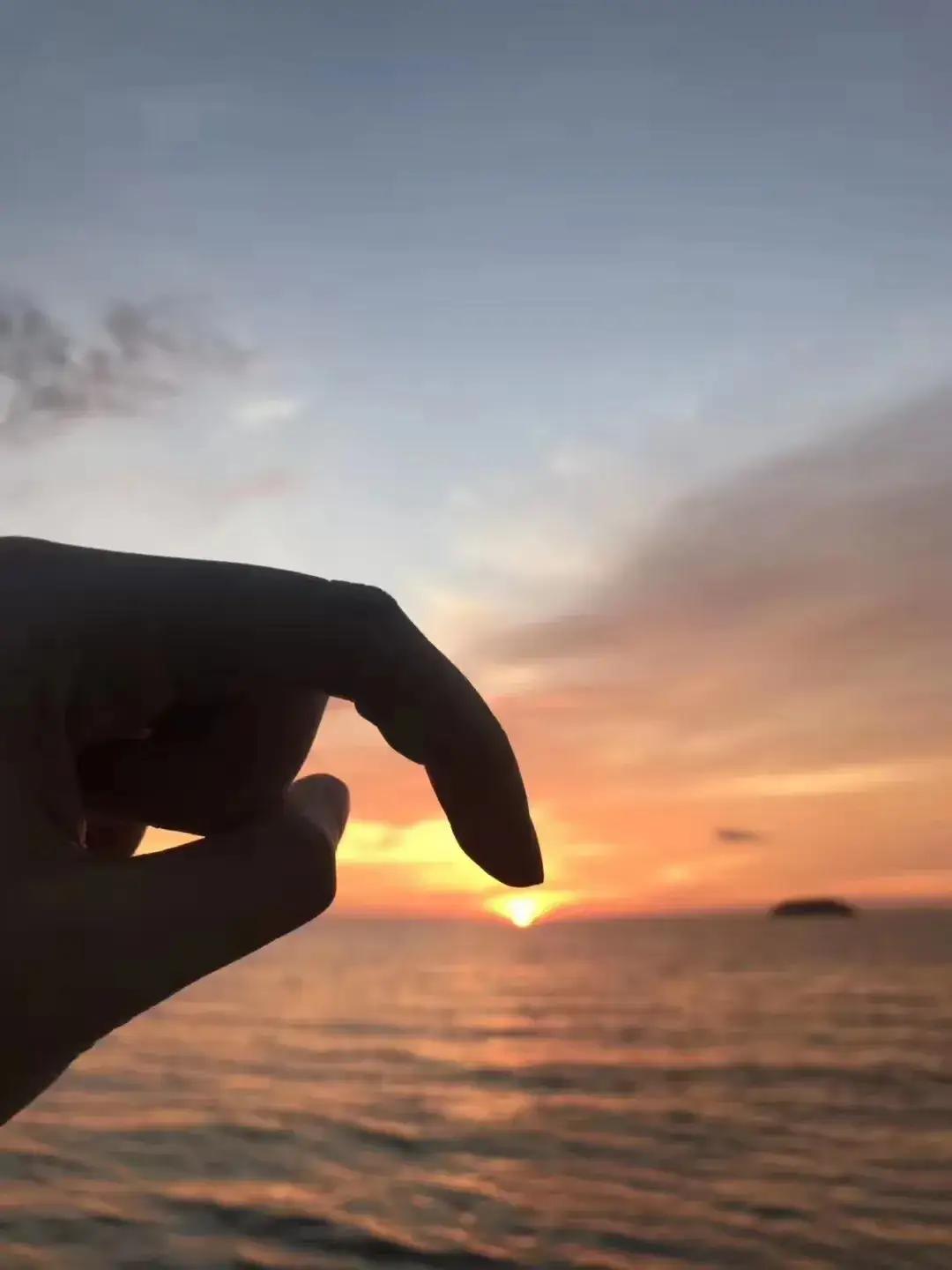 曾经我和几个朋友去韩国旅行，最尴尬的是晚上回到酒店，打开电视出现的画面竟然是奶油