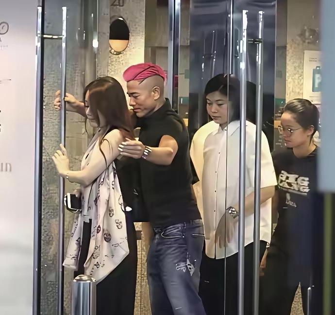 郭富城与方媛的旧照，夫妻俩一起外出时的画面，郭富城的举动好暖啊。

郭富城真的很