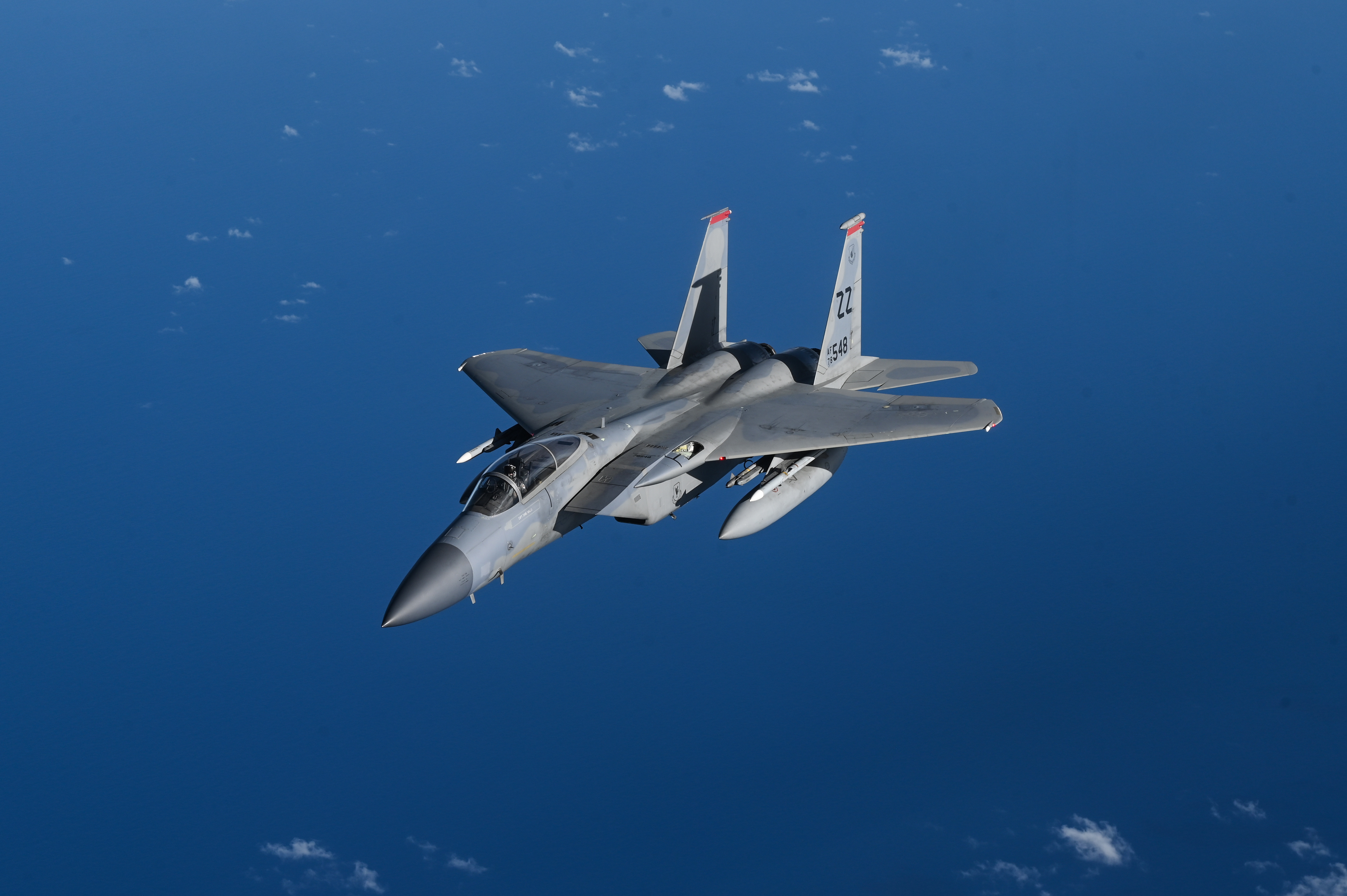 2023年7月12日，美国空军F-15C鹰和日本航空自卫队f -2在日本海上空编