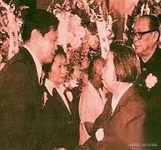 杨振宁先生和邓颖超握手，从照片上看，杨振宁先生当时还比较年轻，看起来不会超过60