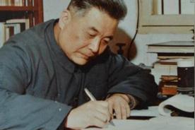 1986年7月，弥留之际的邓稼先在与夫人许鹿希坐着小轿车驶过天安门广场时，突然动