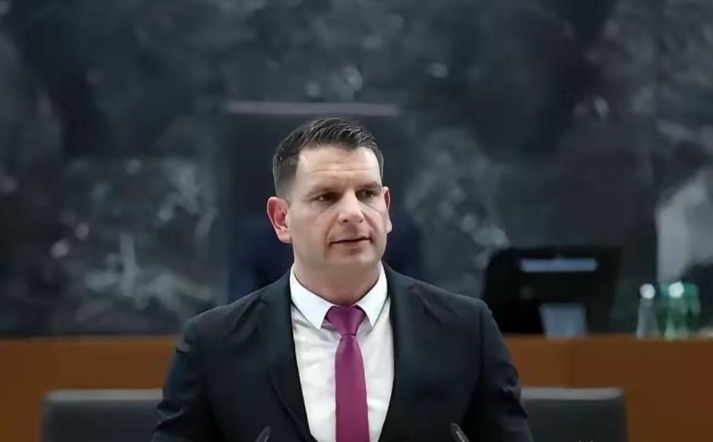 突发重磅：斯洛文尼亚将举行退出北约公投！

这个消息一出来，瞬间在国际政坛炸了锅