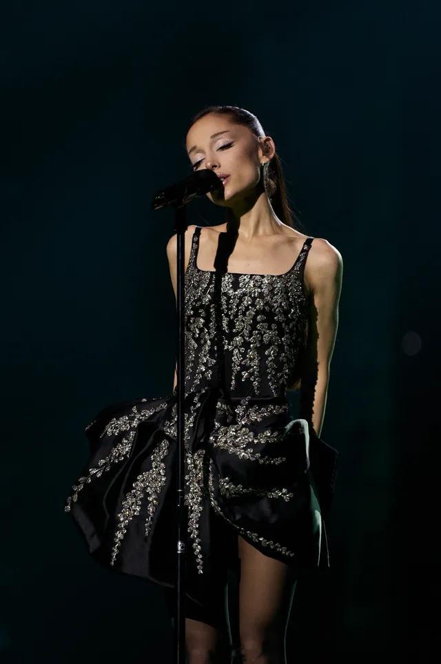 Ariana Grande永恒阳光巡演演绎Wiederhoeft, Alexan