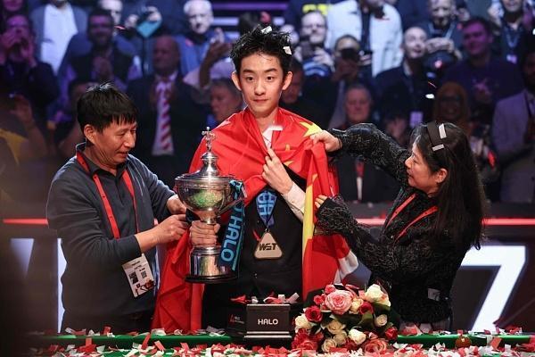 没人知道，这个站在世界之巅的少年，背后是父亲15年的倾家荡产和默默的付出。
 