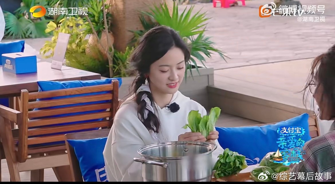 秦岚沈月择菜有请回答1988那味了 秦岚和沈月相伴择菜，温柔又踏实，没有刻意的表