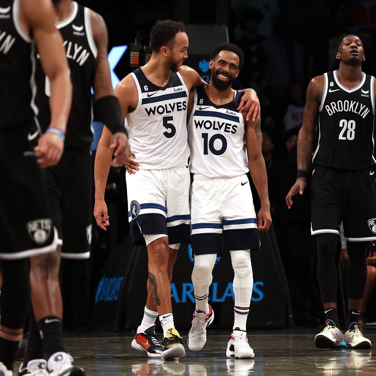 Shams：李凯尔同意和灰熊买断，计划签约森林狼。老李和康利又在一起啦。NBA