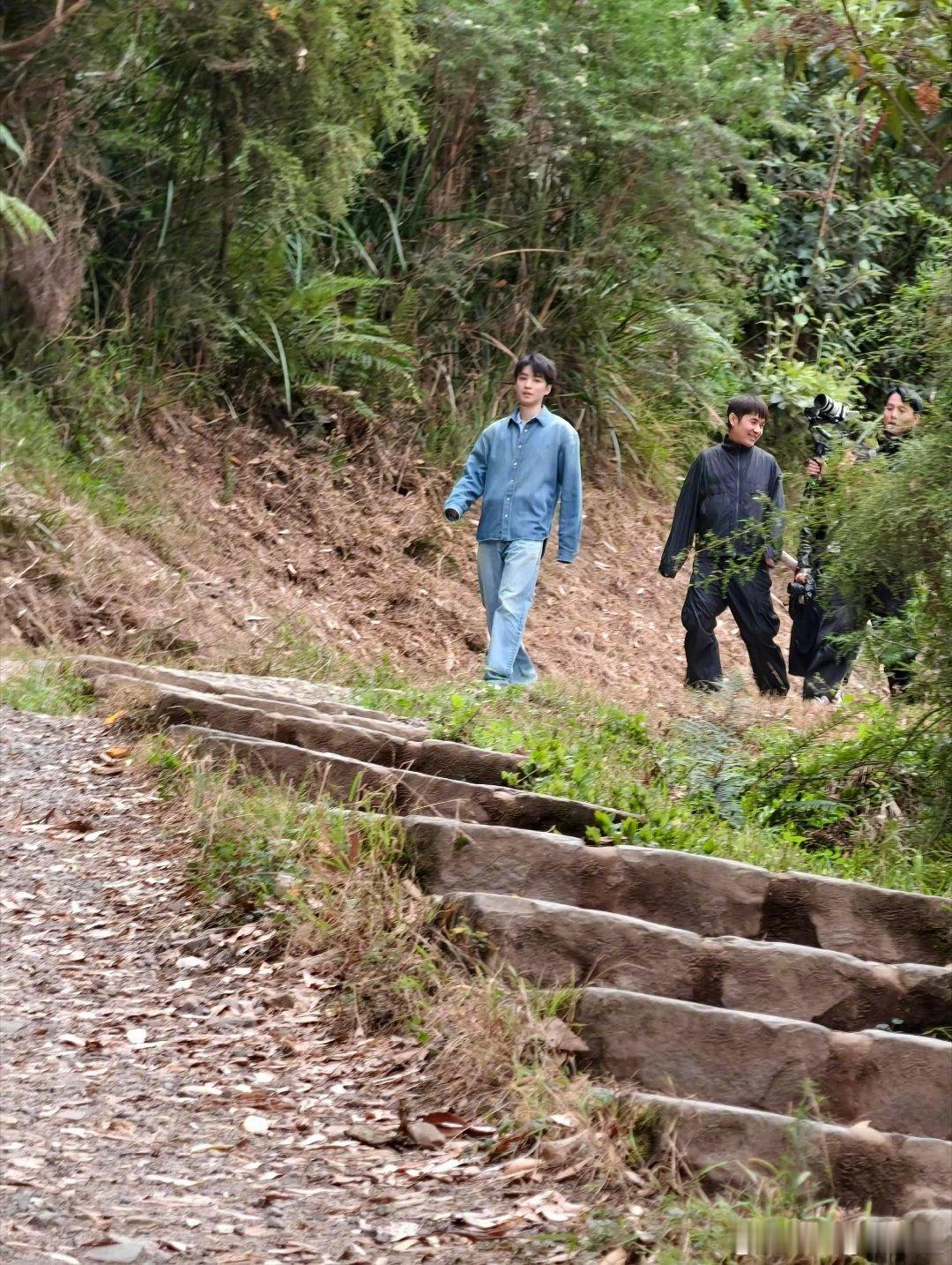 三字在澳大利亚爬山偶遇了羡慕羡慕极了 