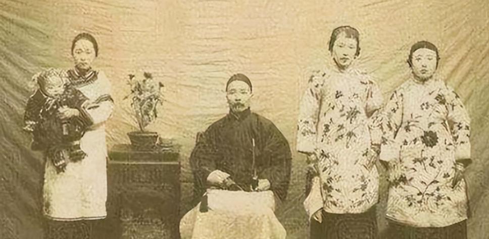 1904年，通房丫李氏，站着侍奉丈夫与正妻长达33年。这日，她正在盛饭。谁知，管