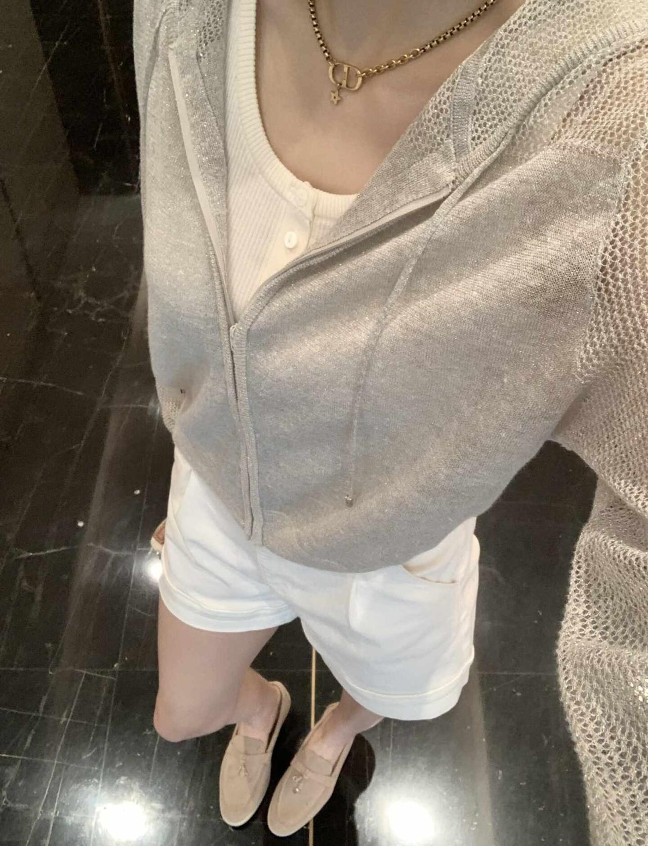 比空调更凉快的，是视觉上的这抹浅灰
如果说粉色是春天的情书，那这件浅灰色就是夏日