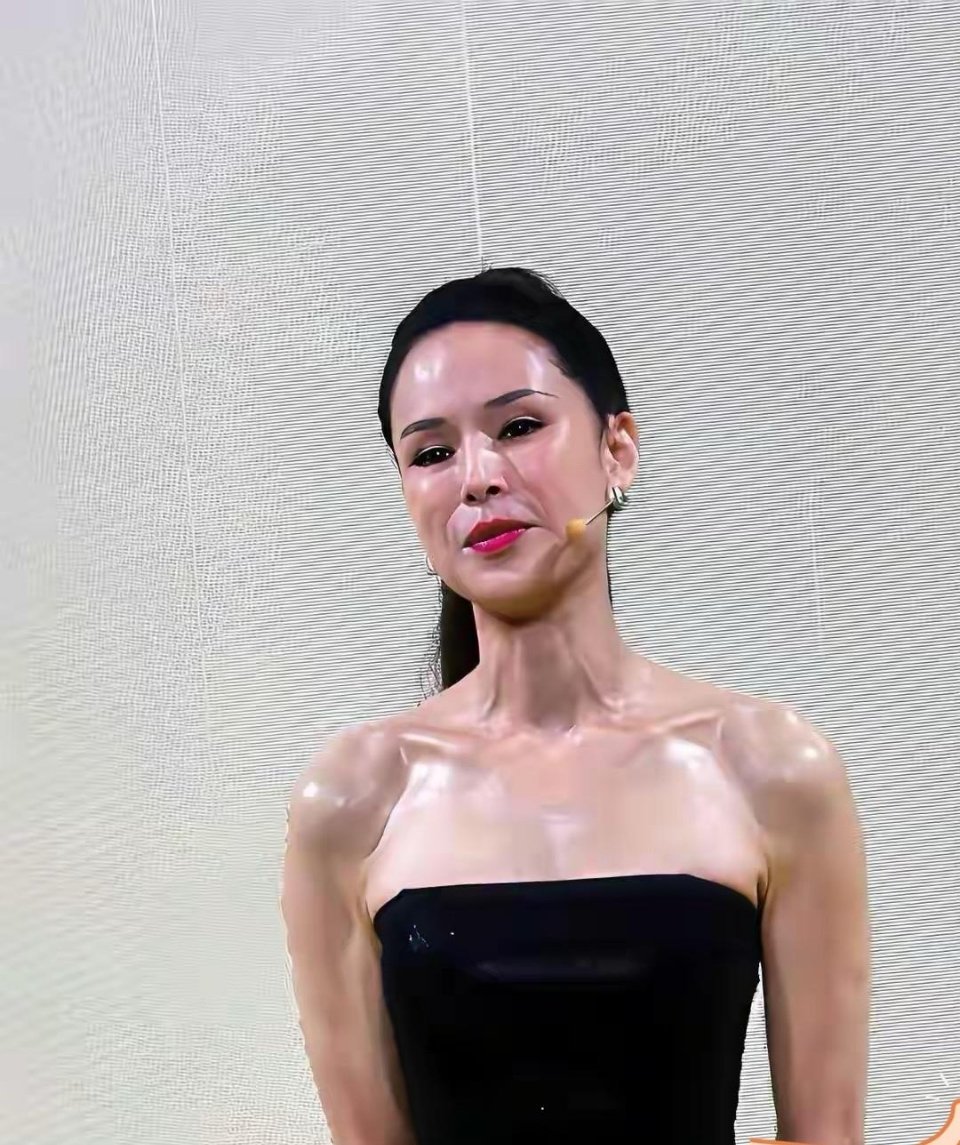 劝李若彤不要再疯狂撸铁了，肌肉线条太过硬朗，早已失去原本的古典韵味 