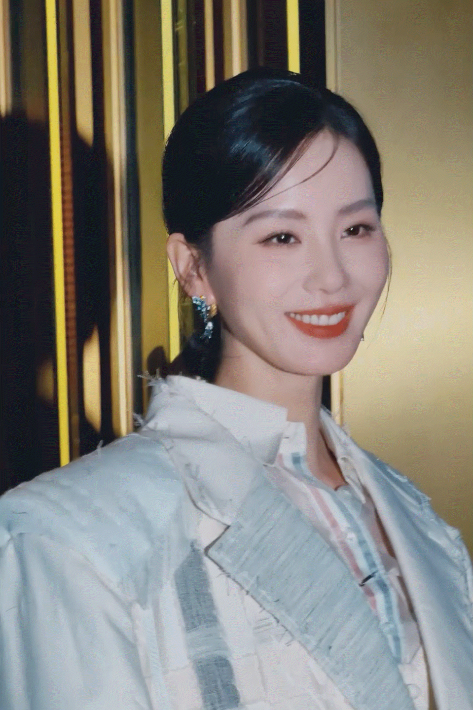 #刘诗诗刘冲杨幂刘亦菲朱珠合照#刘诗诗是真的美，不笑的时候清冷美人，一笑起来就是