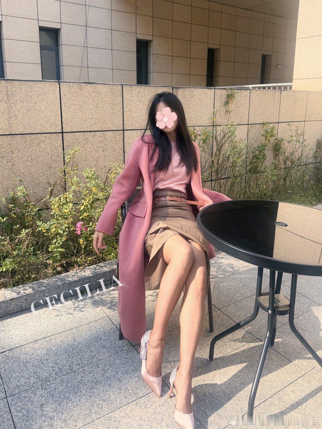 第一张光有点曝光了 其实是咖色～涞觅润丝今天穿什么ootd