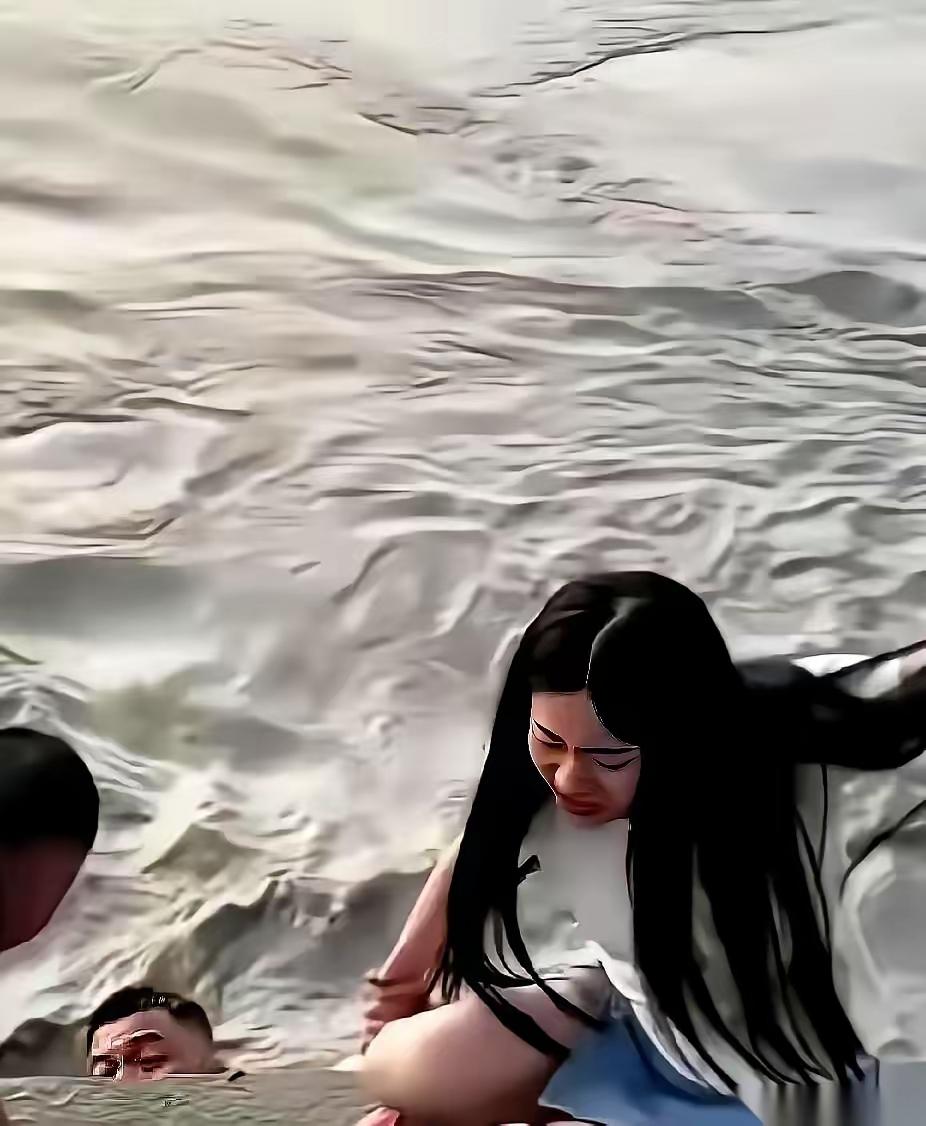 谁能想到，一场温馨的江边生日合影，转眼就变成了惊心动魄的救人现场。
武汉江滩这一