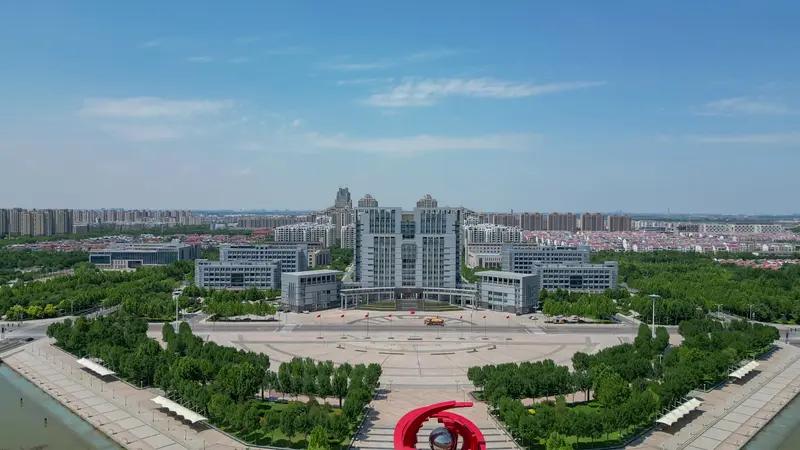 近日，山东省东营市第一中学在新生入学信息表中，要求填写家长职务、家庭车辆品牌及购
