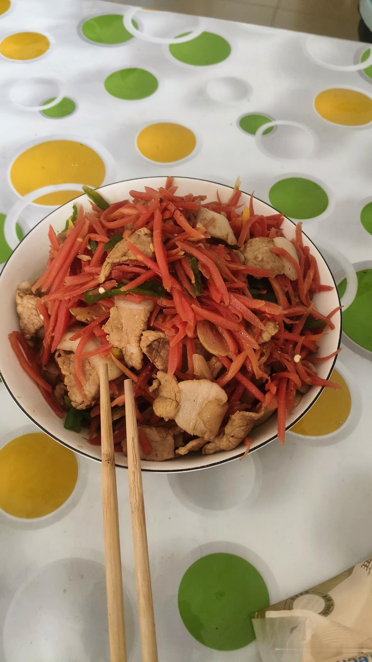 胡萝卜丝炒肉，我觉得比切成片炒肉好吃许多。可能是我这个人比较奇怪，凡是不太喜欢吃