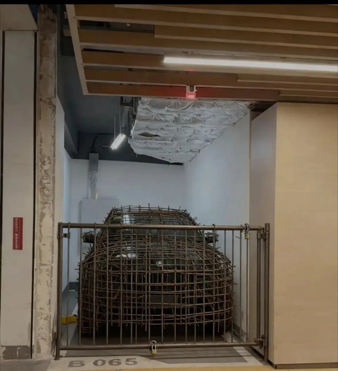 占用车位，打你电话一直不接，最后接了你还不来挪车，一拖再拖，为了不伤和气，只能出