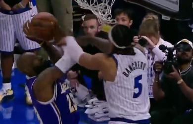 没吹犯规，裁判救了詹姆斯？
湖人vs魔术最后4.7秒，詹姆斯上篮被班凯罗封盖，老