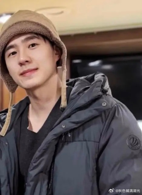周冬雨刘昊然同款帽子刘昊然周冬雨同款帽子 网友发现周冬雨和刘昊然近期的穿搭里，二