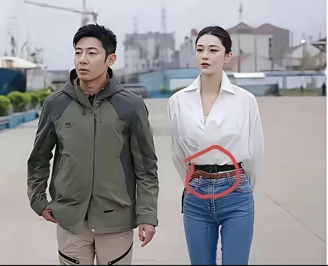撒贝宁身边的美女是谁？
她的身材很苗条，颜值在线，就算是左小青、许晴来了都是甘拜