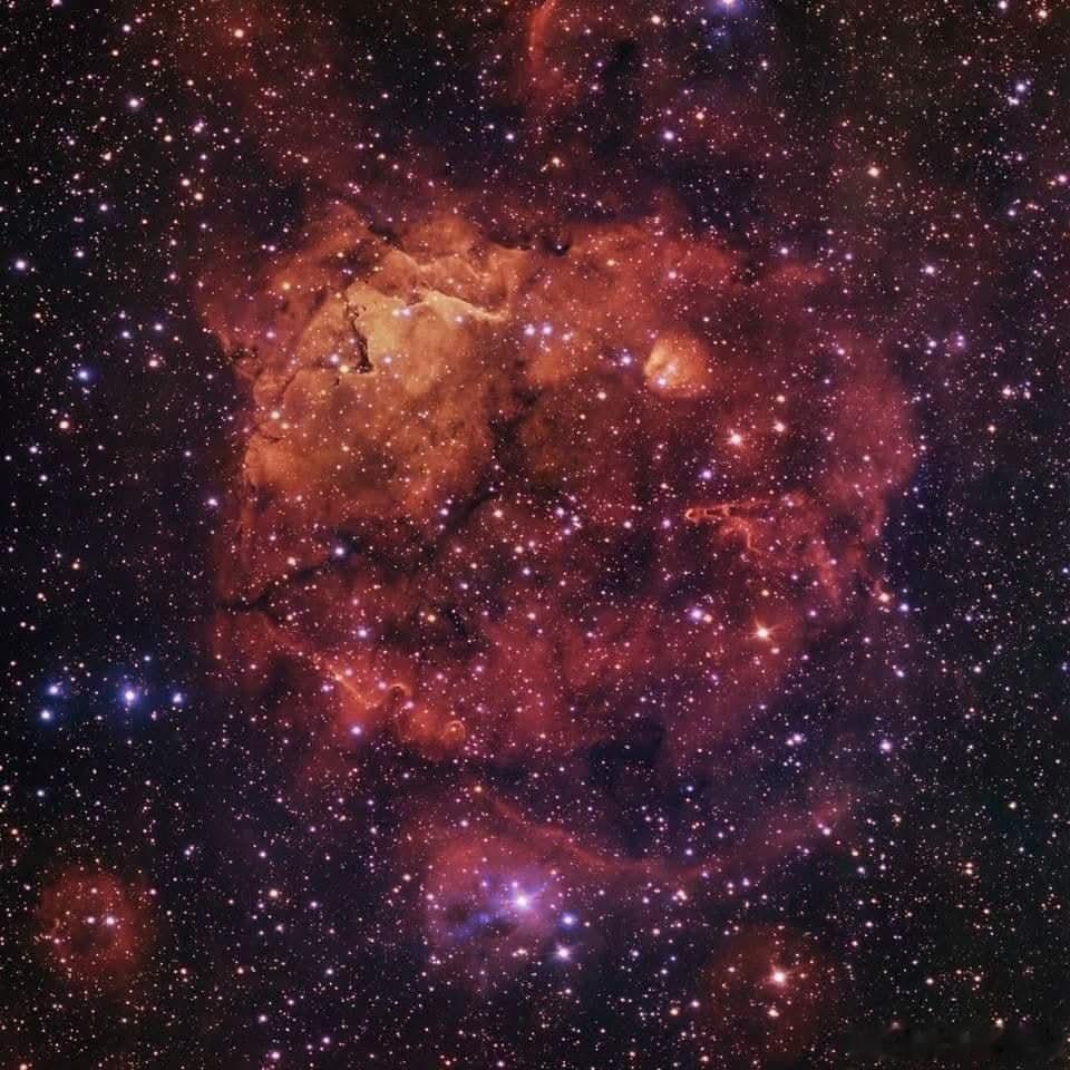 Sharpless 2-284 是一个广阔的恒星摇篮，位于单oceros 约 2