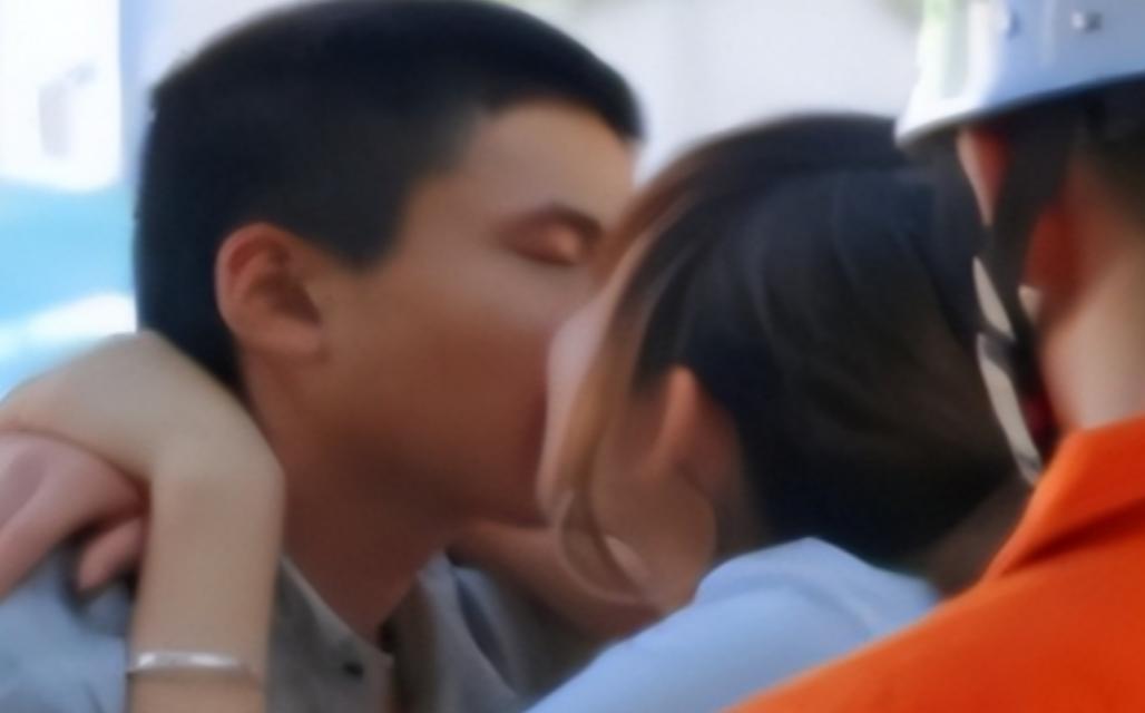 2011年，深圳一名才16岁的男孩欲跳桥自杀，被一名过路的19岁女孩看到，她上去