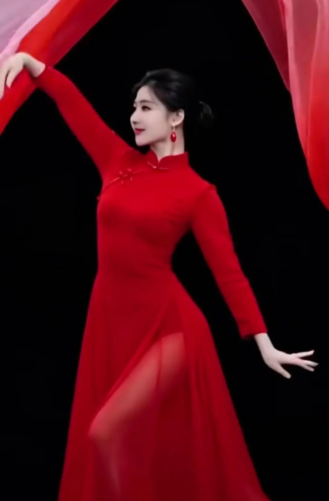 红衣美人舞翩翩，优雅动人似仙仙。
