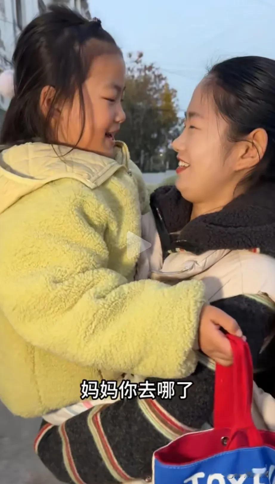 小康和欣欣从山东泰山回到家，两个孩子亲热地扑倒妈妈怀里，公婆忙着给她做手擀面，这