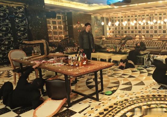 你说你惹黄景瑜干嘛 黄景瑜在《罚罪2》中饰演的秦枫太厉害了，三拳两脚就把对手打趴