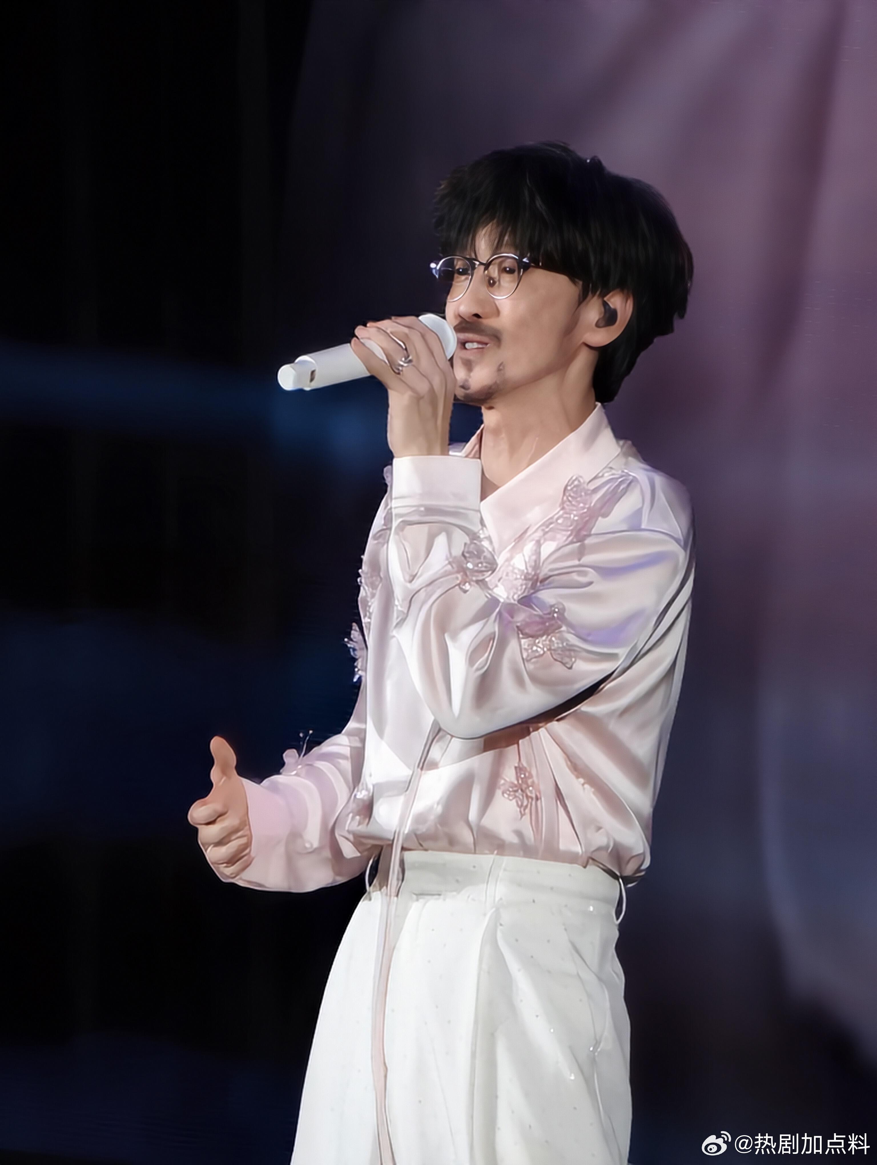 周传雄古风小生快哉快哉周传雄演唱会新歌首唱周传雄老师您今天古风小生上身，快哉快哉