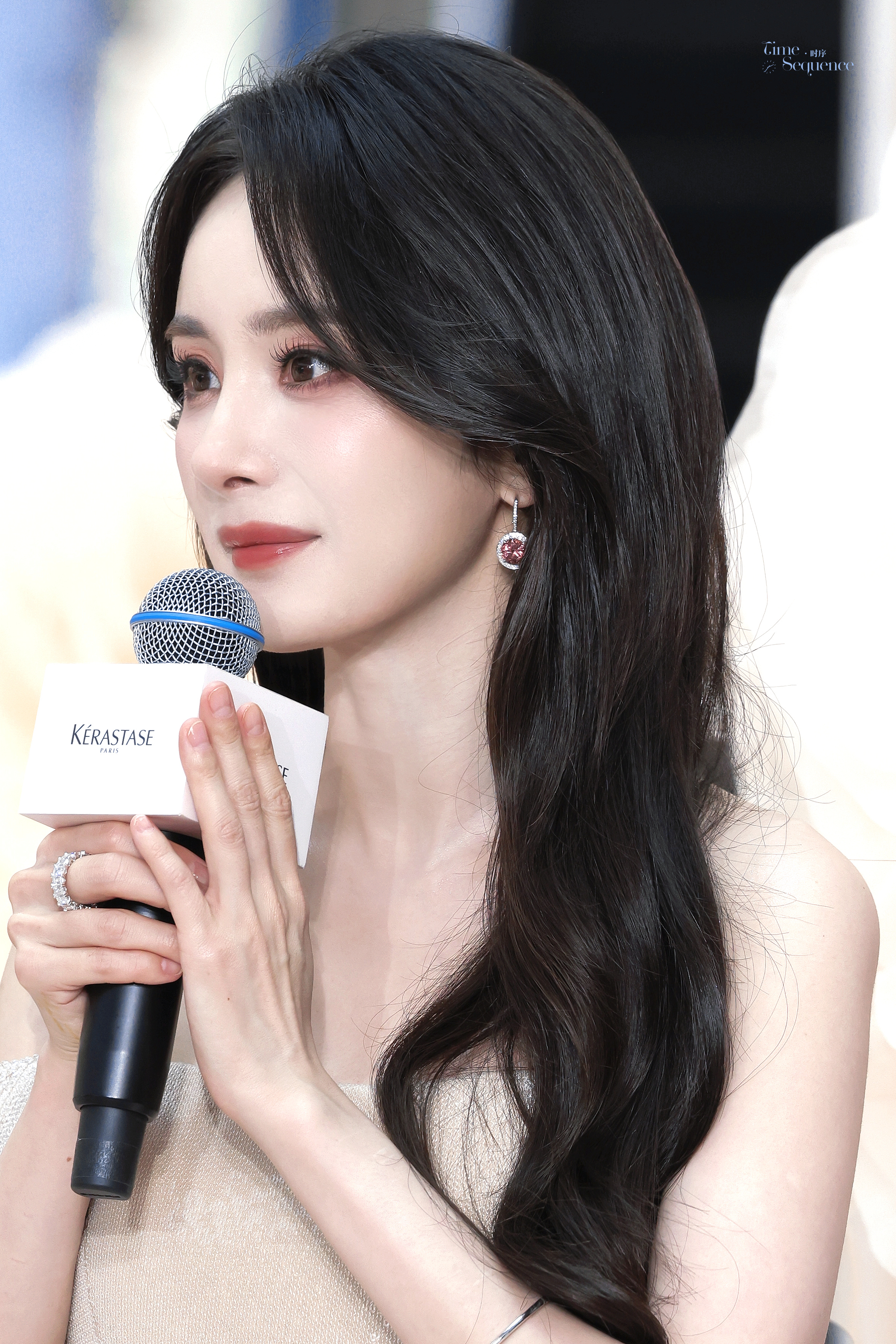 杨幂  一眼万年的贵气感！配上这粉钻耳饰，简直是从豪门甜宠剧里走出来的财阀千金，