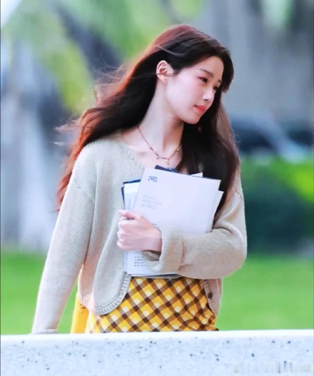 卢昱晓针织衫黄色格裙造型路透风扬起卢昱晓发丝这一幕 氛围感绝了…… ​​​